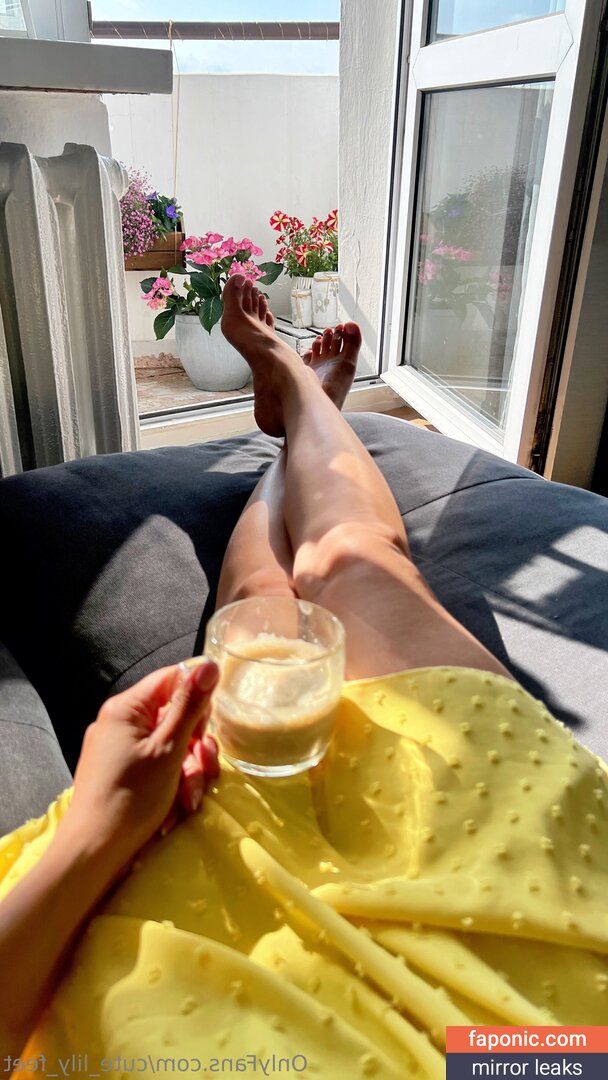 cute_lily_feet