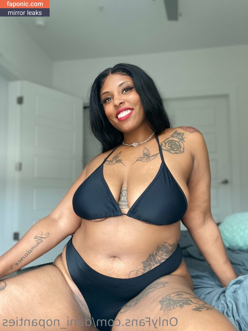 dani_nopanties
