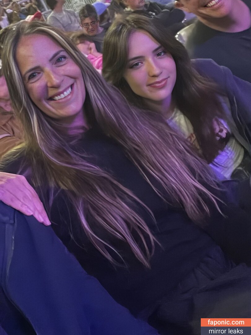 Gabriela Bee
