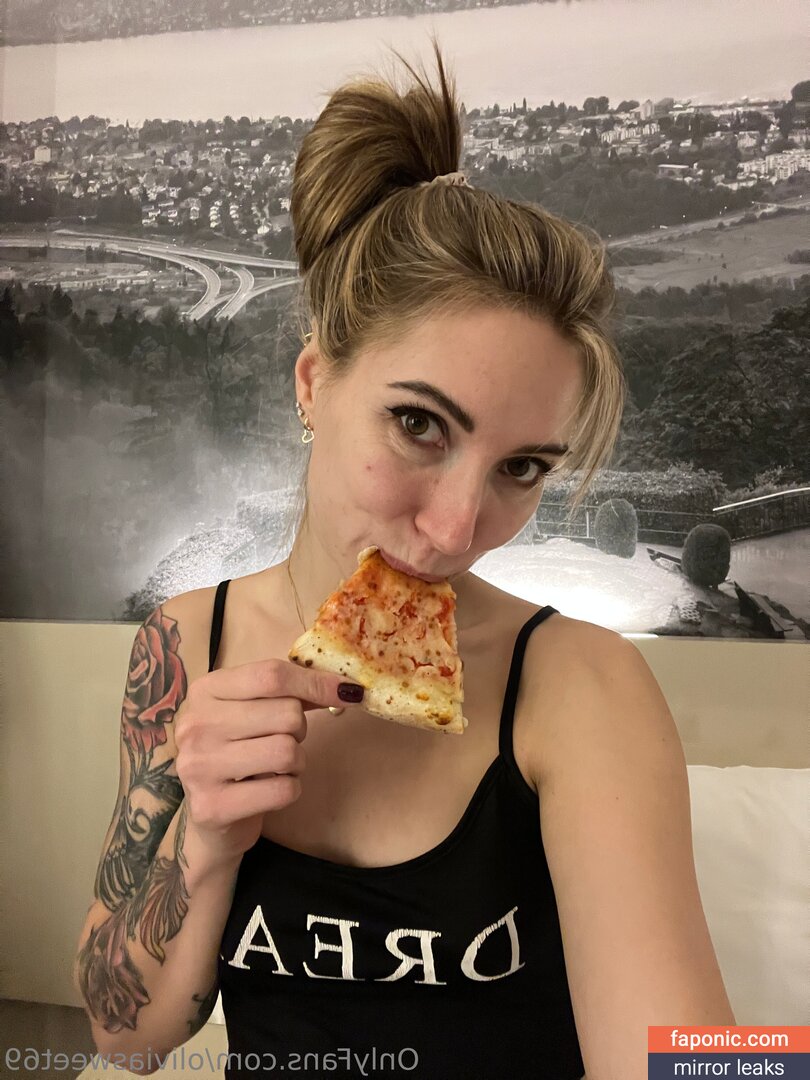 olivia_on_pole